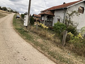 Кућа поред пута на улазу у село.