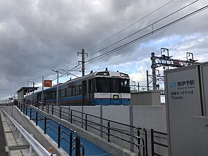 一輛國鐵Kiha185系氣動車（日语：国鉄キハ185系気動車）停泊在仍未開業的南伊予站（2020年1月）