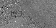 Vista cercana de los cantos rodados en la parte inferior izquierda del borde del cráter La caja es del tamaño de un campo de fútbol, por lo que los cantos rodados son aproximadamente del tamaño de automóviles o casas pequeñas. Fotografía tomada con HiRISE bajo el programa HiWish.