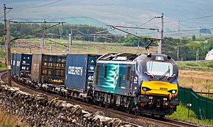 Une BR Class 88 en tête d'une rame de conteneurs dans le comté de Cumbria.