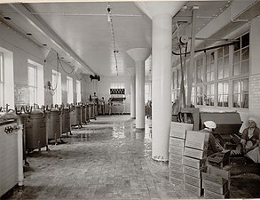 Interiör från konservfabriken år 1928. Steriliseringsrum med autoklaver.
