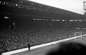 Die vollbesetzte „Kop“ 1983, damals noch eine reine Stehtribüne.