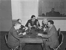 Le 22 février 1945, trois microphones sont posés sur la table des participants de l’émission de Radio-Canada Le Mot S.V.P., animée par Roger Baulu.