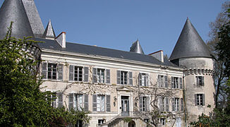 La partie reconstruite à l'époque de Louis XVIII, vers 1820, sur les ruines du logis seigneurial détruit au XVIIIe siècle.