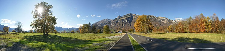 Панорама, сделанная в коммуне Зеннвальд (кантон Санкт-Галлен, Швейцария). На дальнем плане — Аппенцелльские Альпы