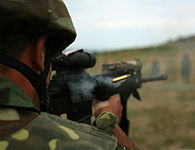 Soldáu azerbaiyano con un rifle M-16A4.