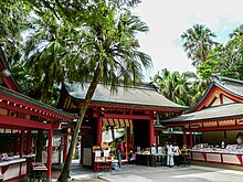 青島神社、神門とビロウ（宮崎県宮崎市）