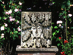 Um ornamento de jardim moderno. Escultura em pedra por Pat Austin, David C. H. Austin, Albrighton (século XX)