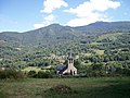 Vue sur l'église, en arrière-plan le village de Burgalays.