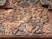 Banteay Srei. Fronton, bibliothèque Sud, 1e enceinte. Ébranlement du Kailâsa par le démon Ravana. Grès rose. 10e s. In situ