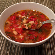 Bob chorba, bulgarische Bohnensuppe mit Tomaten und roten Paprika