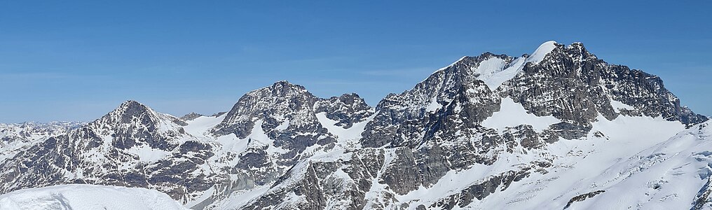 Sicht vom Il Chapütschin zu den Hauptgipfeln der Berninagruppe (für Annotationen der einzelnen Berge aufs Bild klicken).