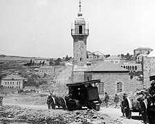 صورة للمدفعية البريطانية أثناء مرورها عبر القدس عام 1936. يظهر مسجد الشيخ جراح في الخلف.