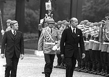 Helmut Schmidt, left, with French President Valery Giscard d'Estaing (1977) Bundesarchiv B 145 Bild-F051012-0010, Bonn, Empfang Staatsprasident von Frankreich.jpg