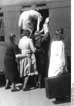 Bundesarchiv Bild 183-R94163, Reisenden steigen durchs Fenster in den Zug