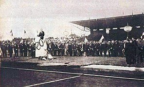 Le comte Justinien Clary président du C.O.F. à la tribune.