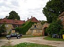 Gutsanlage, mit Herrenhaus, Wirtschaftsgebäuden (Gärtnerhaus, Melkerhaus, Scheune, Kälberstall, Schweinestall, Taubenhaus, Anordnung und Proportionen der Werkstatt), Hofpflasterung, Altbaumbestand im Gutshof, umliegender Park- und Gartenlandschaft sowie Grabstätte