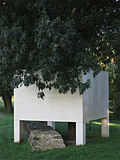 Carlos Nogueira, Casa quadrada com árvore dentro, 2012, betão branco, 300 cm