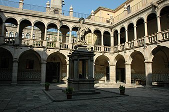 18/06: Hospital de la Santa Creu de Barcelona, d'estil gòtic i que actualment acull la seu de l'Institut d'Estudis Catalans.