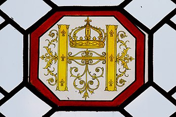 Monogramme du roi de France Henri II, sur un vitrail de la chapelle du château de Chambord. (définition réelle 3 800 × 2 533)