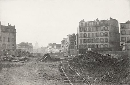 Le boulevard Henri-IV, vu depuis la place de la Bastille, avec à droite l'immeuble du 1, rue Castex (notez le Panthéon au loin).