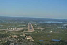 La piste et l'aéroport de Churchill, entourés de lacs.