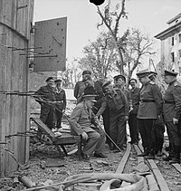 Winston Churchill a Führerbunker romjainál 1945-ben