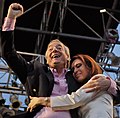 کریستینا فرناندز رئیس جمهور قبلی آرژانتین در کنار همسرش پس از پیروزی در انتخابات