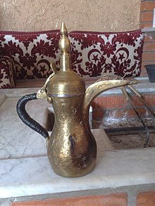 Un dallah, la cafetière traditionnelle saoudienne