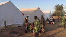 Displaced Fulani civilians in the aftermath of the Yirgou massacre. Des deplaces peuls sur le site de Barsalogho au petit matin, au Burkina Faso, le 15 janvier 2019.png