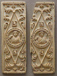 Une imago clipeata sur un diptyque consulaire d'Aréobindus, consul à Rome en 506. Ivoire, H. 34 cm. Musée du Louvre[1].