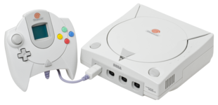 Deux boites blanches équipées de boutons (console de jeu vidéo et sa manette de jeu).