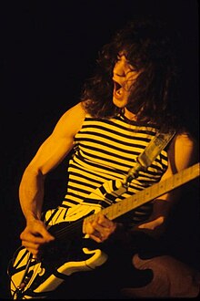 Eddie Van Halen nastupa na New Heavenu 1977.