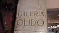 Gravura em mármore na parede de entrada da Galeria Olido.