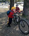 Велосипед начальной школы Гастино в школьный день (16772322714) .jpg