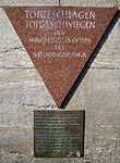 Minnesmärket "Rosa triangeln" vid U-Bahn Nollendorfplatz, minner om de homosexuella som dog under förintelsen.