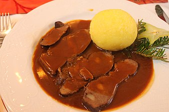 Gespickter Rehbraten mit Kloß