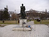 Estatua de Goce Delčev en el exterior.