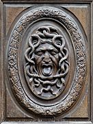 Medusa, decoración de uno de los paneles del portal del Hôtel Amelot de Bisseuil