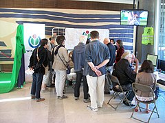 le stand Wikimedia en pleine affluence