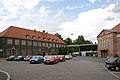 Blick von S über den Schlossplatz. Links der Kanzleibau, in der Mitte CPH, rechts der Marstall.