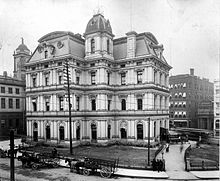 Old Post Office and Custom House next to the Old State House (left) in 1903. The building was completed in 1882 and demolished in 1934. Hartfort CT Post Office and Customhouse, 1903.jpg