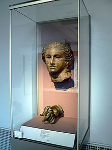 Голова и левая рука от бронзовой культовой статуи Анахиты, местной богини, показанной здесь в путеводителе Афродиты, 200–100 гг. До н.э., Британский музей (8167358544) .jpg