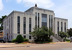 Здание суда округа Хьюстон в Крокетте расположено на пересечении шоссе 21 штата Техас и шоссе 287 США.