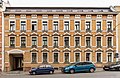 Ehemaliges Fabrikgebäude, jetzt Mietshaus in geschlossener Bebauung