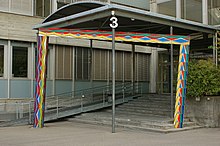 Installation Magisches Tor (Walter Vögeli ⁄ Urs von Arx 1987–1992) vor dem Haupteingang Gebäude Departement Chemie & Biochemie Uni Bern Freiestrasse 3