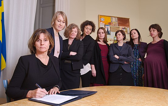 Шведска политичарка Изабела Љовин потписује закон за смањење концентрације гасова стаклене баште