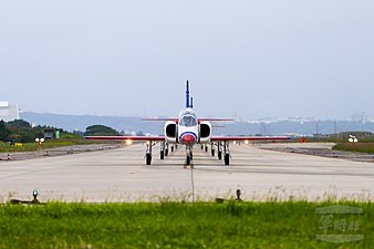 慶祝雙十國慶，空軍雷虎小組10日上午進行起飛前360度檢查，特地在座艙貼上國旗的機隊依序起飛，在本場先以大雁隊形通過，接續於府前慶典活動最後，壓軸衝場，並施放藍白紅三色彩煙，為中華民國109年國慶慶祝大會畫下圓滿的句點，祝賀中華民國國運昌隆，全體國人安居樂業；此外，F-16V戰機也採5機大雁隊形編隊，由總統府後方向前通過觀禮臺上空。