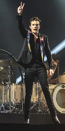 Flowers performing with the Killers in 2017