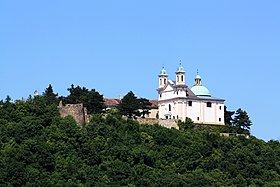 Вид на плато Леопольдсберга с юго-запада: леопольдсбергская церковь, памятник возвращающимся на родину и Леопольдсбергская крепость
